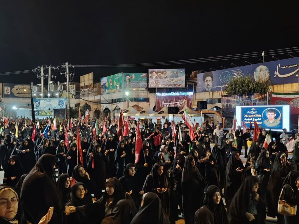 آیین هفتمین روز خاک‌سپاری شهید بهروز مصلحیان در میدان شهدای کازرون برگزار شد